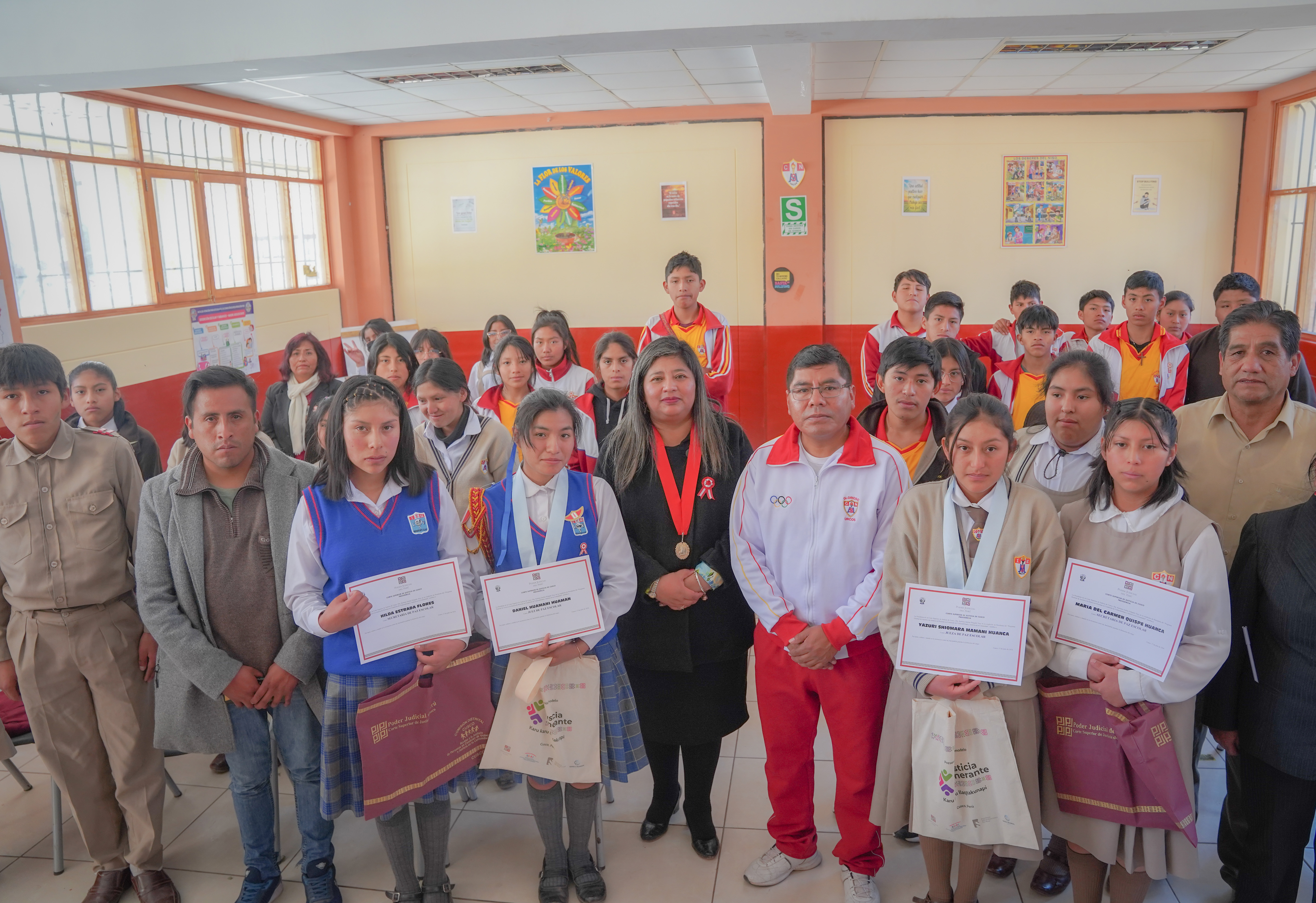 Escolares de siete instituciones educativas juramentaron como flamantes jueces de paz escolar