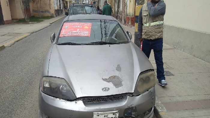 Notifican a propietarios de vehículos abandonados en la vía pública