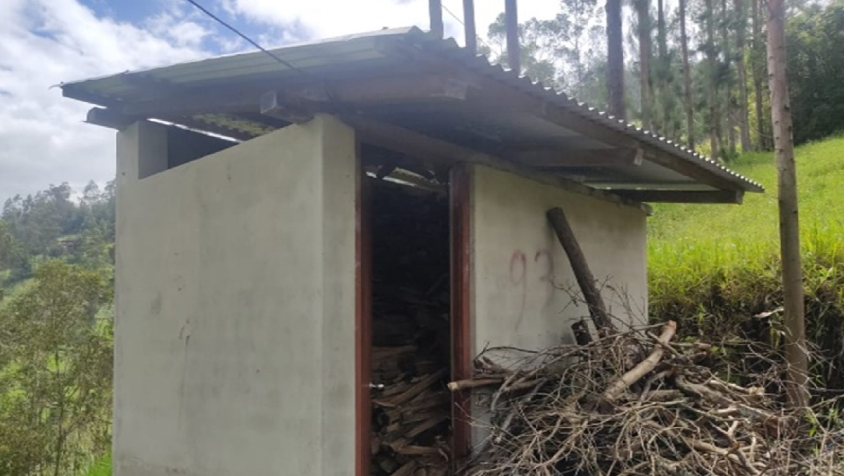 La Contraloría identificó un perjuicio económico de S/ 1 513 255 en la obra de Instalación del Sistema de Saneamiento Básico (UBS) en la zona rural del distrito de San Miguel, debido a que el comité de recepción recibió dicho proyecto sin que se haya culminado. La obra contemplaba la ejecución de 2 566 módulos de servicios higiénicos en 33 comunidades de la zona rural, la cual estuvo bajo la responsabilidad de la Municipalidad Provincial de San Miguel.