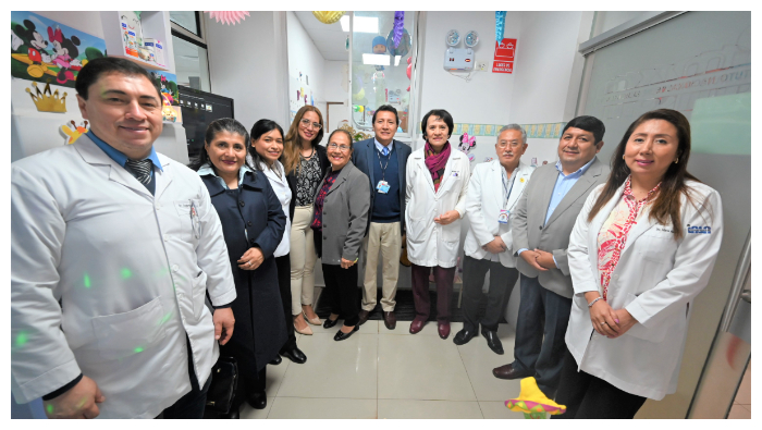 Cirujanos dentistas y personal de salud de la Unidad de Pacientes Medicamente Comprometidos en el Aula Multisensorial para Pacientes con Discapacidad Motora y Cognitiva.