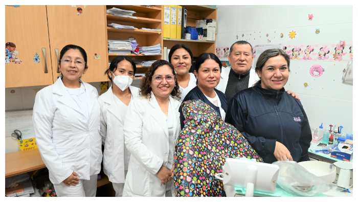 Cirujanos dentistas y personal de salud de la Unidad de Pacientes Medicamente Comprometidos en el Aula Multisensorial para Pacientes con Discapacidad Motora y Cognitiva.