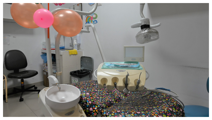 Cirujanos dentistas y personal de salud de la Unidad de Pacientes Medicamente Comprometidos en el Aula Multisensorial para Pacientes con Discapacidad Motora y Cognitiva.