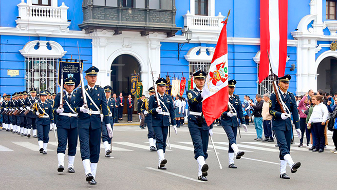 Más de mil estudiantes participaron con gallardía en Desfile Cívico en honor al Perú.