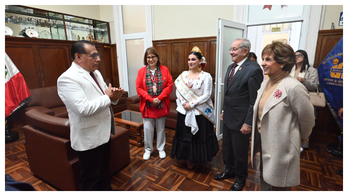 El alcalde de San Borja y sus acompañantes visitaron a los pacientes del Servicio de Medicina hospitalizados por diferentes enfermedades.