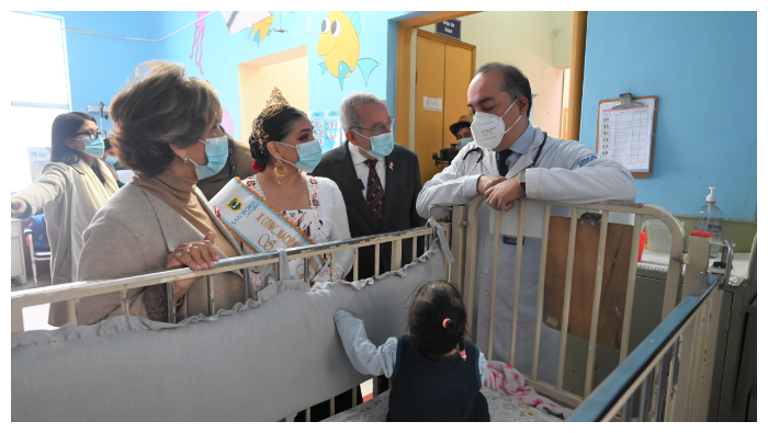 El alcalde de San Borja y sus acompañantes visitaron a los pacientes del Servicio de Medicina hospitalizados por diferentes enfermedades.