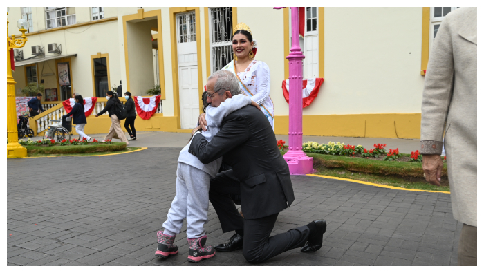 El alcalde de San Borja y sus acompañantes visitaron a los pacientes del Servicio de Medicina hospitalizados por diferentes enfermedades.