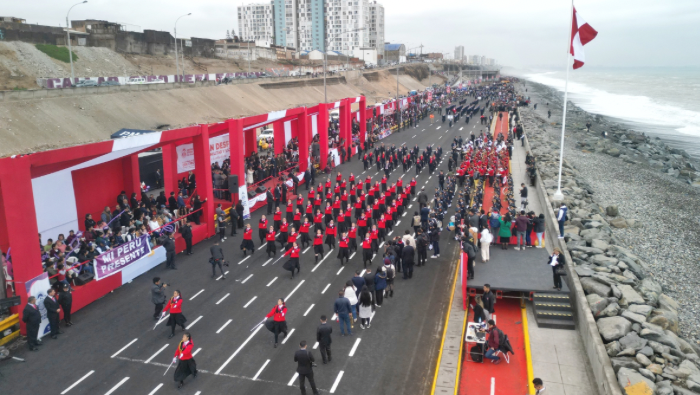 Desfile regional del Callao por fiestas patrias convocó a miles de chalacos frente al mar