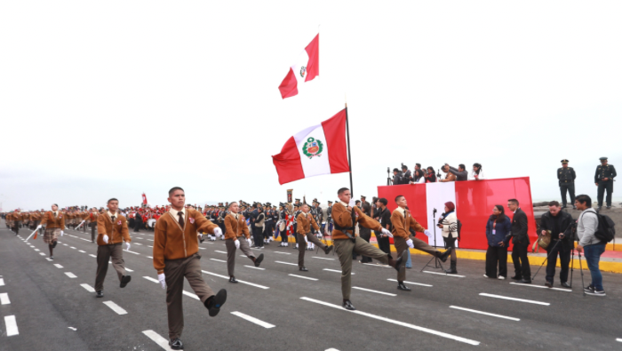 Desfile regional del Callao por fiestas patrias convocó a miles de chalacos frente al mar