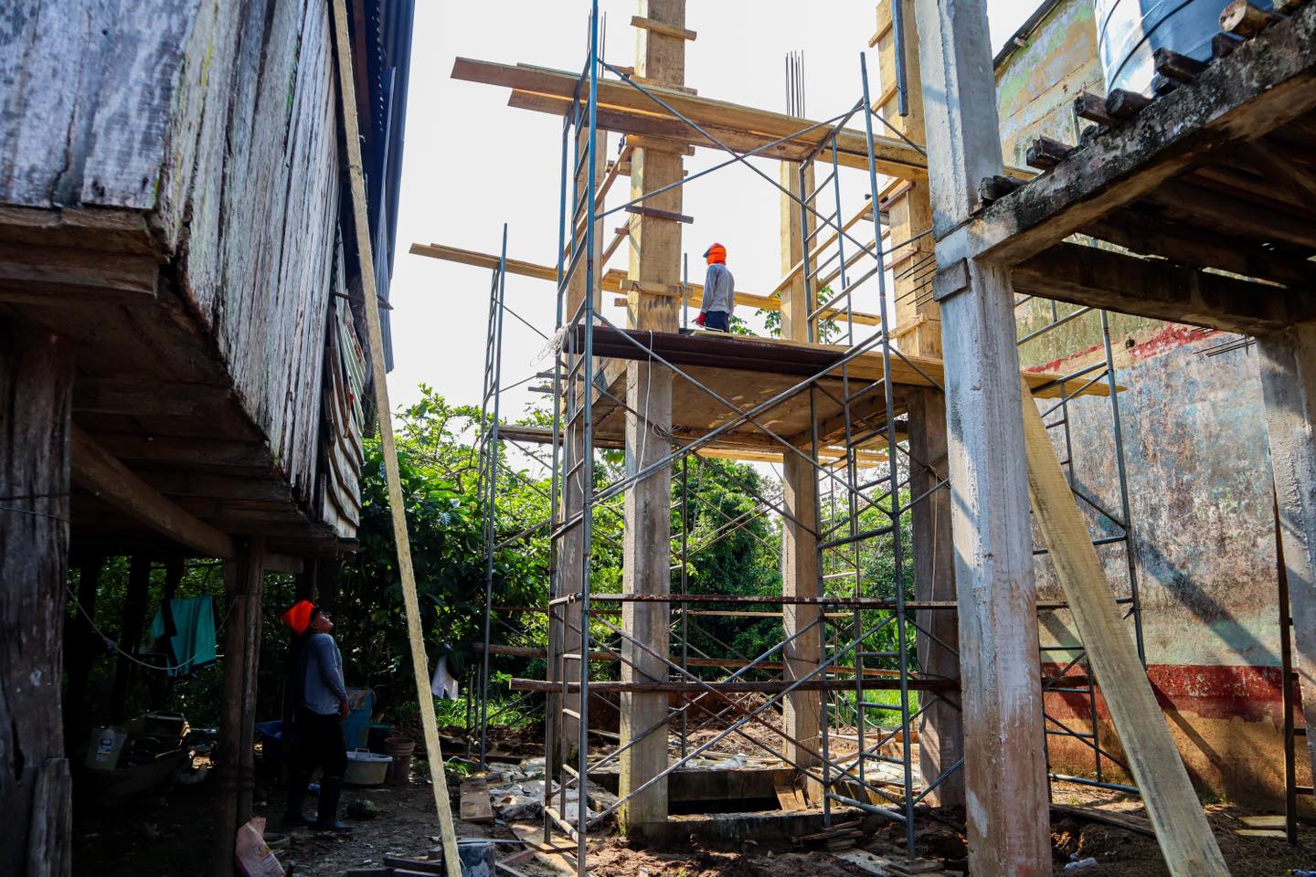 Primer tubo para la construcción de capacitación de agua en el caserío San José - Rio itaya 