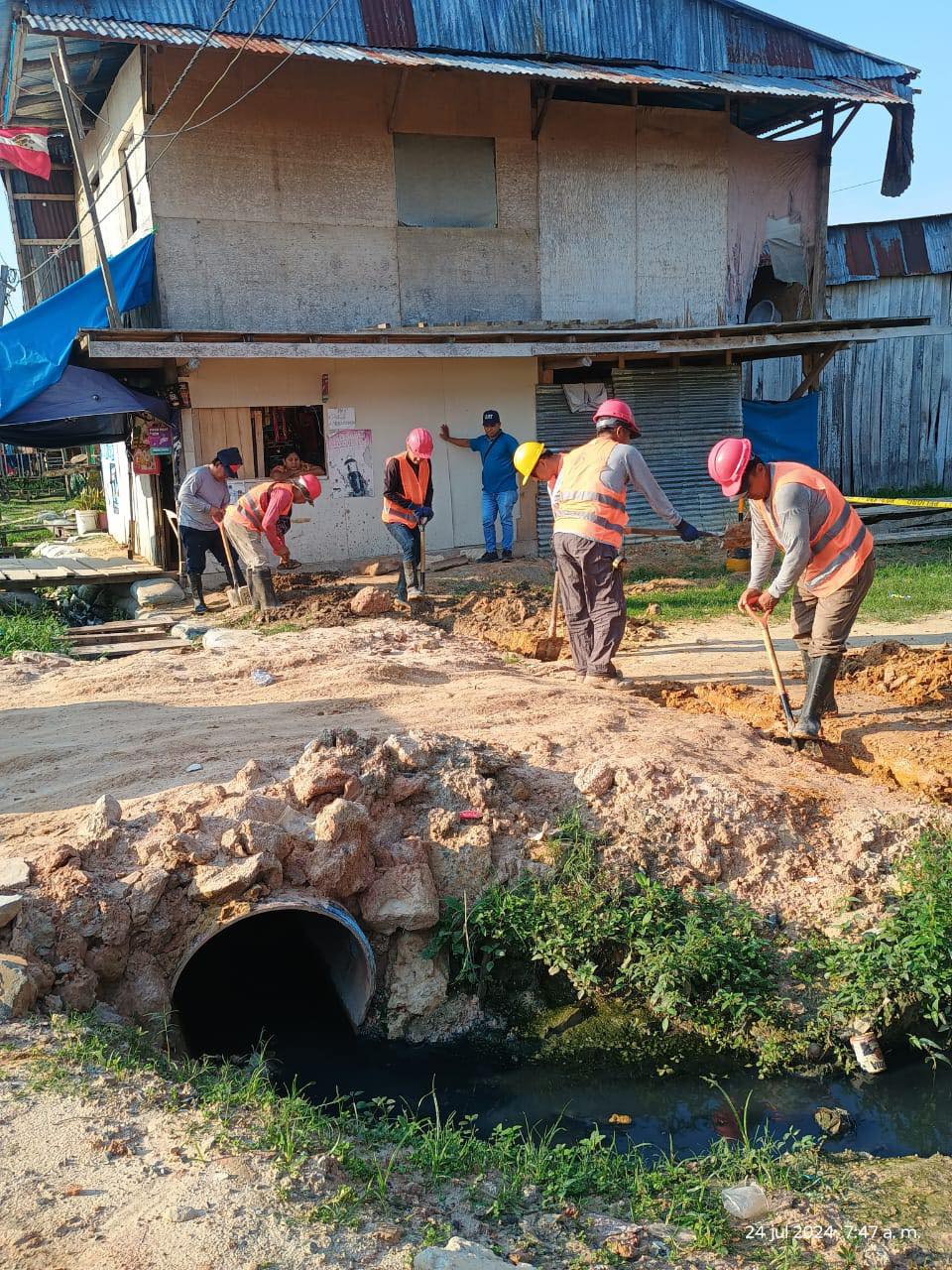 Construcción del canal de pase en la calle Los Vencedores del Asentamiento Humano Las Pampas.