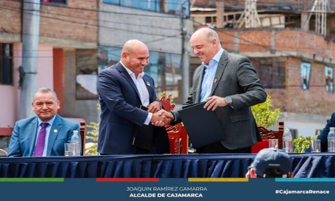 ✍Gracias a la gestión del alcalde provincial, Joaquin Ramírez Gamarra, hoy se firmó la adjudicación para la construcción del primer By Pass (Paso a desnivel) en la zona del Óvalo Musical en la ciudad de Cajamarca.
✅Esta importante infraestructura vial se ejecutará en un plazo de 16 meses y se construirá por encima de la Avenida Atahualpa, con una extensión de 272 metros de longitud, iniciando su elevación desde la avenida Mártires de Uchuraccay y culminará su descenso a la altura del cruce del higo.
🤝La obra, cuya gestión estuvo liderada por el alcalde Joaquin Ramírez, representa una inversión cercana a los 50 millones de soles, siendo este un paso hacia la modernidad de nuestra ciudad.