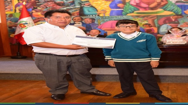 ✍La Municipalidad Provincial de Cajamarca ha premiado a los ganadores del I Concurso Escolar de Ensayo Literario y del I Concurso de Creación Poética y Declamación, en homenaje al Día del Campesino. Los estudiantes destacaron por sus reflexiones sobre los aspectos positivos y negativos del Bicentenario de la Independencia del Perú.
✅Felicitamos a todos los participantes por su creatividad y dedicación. Los instamos a seguir desarrollando su talento literario, que han demostrado con gran calidad en estos eventos. 