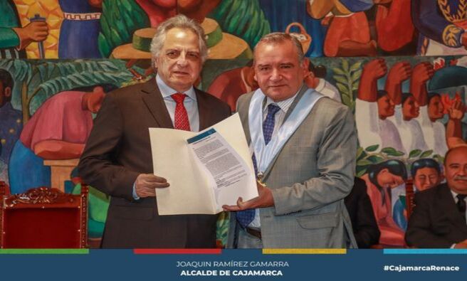 📌La Municipalidad Provincial de Cajamarca, a través del primer regidor Eduardo Quiroz Rojas, entregó las "Llaves de la Ciudad" al reconocido señor Manuel Rodríguez Cuadros. Este reconocimiento se realizó en honor a su destacada trayectoria y contribución al desarrollo cultural y social de la comunidad.
✅Manuel Rodriguez Cuadros ha dedicado su vida al servicio de la patria, destacádose en múltiples ámbitos como Diplomático, Catedrático Universitario y Político Peruano. Además, fue Ministro y Viceministro de Relaciones Exteriores, Embajador del Perú en Bolivia y grandes logros a lo largo de su vida.
🤝Es por todas estas razones que el concejo en pleno ha aprobado entregar las llaves de la ciudad a manuel rodríguez cuadros. Este reconocimiento no solo celebra su destacada trayectoria, sino también su compromiso con los valores de justicia, paz y desarrollo.