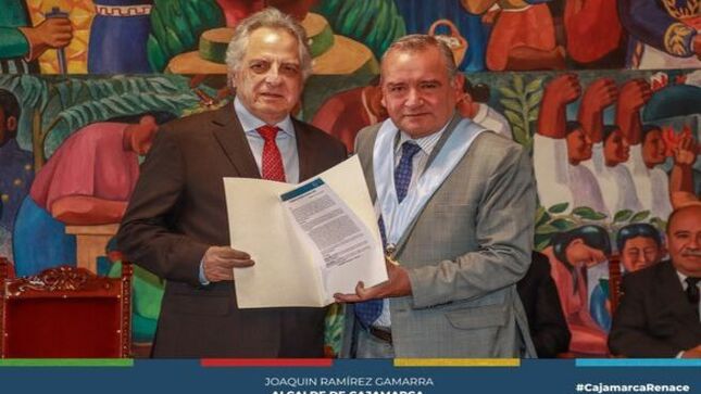 📌La Municipalidad Provincial de Cajamarca, a través del primer regidor Eduardo Quiroz Rojas, entregó las "Llaves de la Ciudad" al reconocido señor Manuel Rodríguez Cuadros. Este reconocimiento se realizó en honor a su destacada trayectoria y contribución al desarrollo cultural y social de la comunidad.
✅Manuel Rodriguez Cuadros ha dedicado su vida al servicio de la patria, destacádose en múltiples ámbitos como Diplomático, Catedrático Universitario y Político Peruano. Además, fue Ministro y Viceministro de Relaciones Exteriores, Embajador del Perú en Bolivia y grandes logros a lo largo de su vida. 
🤝Es por todas estas razones que el concejo en pleno ha aprobado entregar las llaves de la ciudad a manuel rodríguez cuadros. Este reconocimiento no solo celebra su destacada trayectoria, sino también su compromiso con los valores de justicia, paz y desarrollo.
