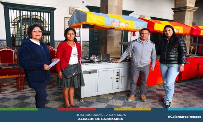 📌Gracias a la gestión del alcalde provincial, Joaquin Ramírez Gamarra, la gerencia de Desarrollo Social y Humano entregó ayuda social a 17 familias de bajos recursos. La asistencia incluyó víveres para mejorar la dieta nutricional, cuatro carritos salchipaperos, un carrito para cocinar huevos de codorniz, madejas de lana, una silla de ruedas para un niño cuadripléjico, dos bastones canadienses, medicamentos, un pasaje terrestre y materiales de construcción.
🤝Este apoyo está dirigido a mejorar las condiciones de vida de familias en la zona periurbana de la ciudad. La comuna local reafirma su compromiso de continuar brindando asistencia social a familias necesitadas y personas con discapacidad durante todo el año.