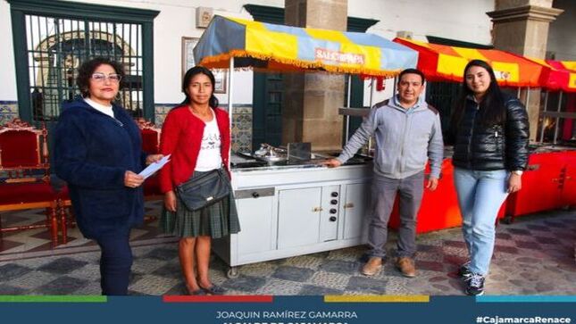 📌Gracias a la gestión del alcalde provincial, Joaquin Ramírez Gamarra, la gerencia de Desarrollo Social y Humano entregó ayuda social a 17 familias de bajos recursos. La asistencia incluyó víveres para mejorar la dieta nutricional, cuatro carritos salchipaperos, un carrito para cocinar huevos de codorniz, madejas de lana, una silla de ruedas para un niño cuadripléjico, dos bastones canadienses, medicamentos, un pasaje terrestre y materiales de construcción.
🤝Este apoyo está dirigido a mejorar las condiciones de vida de familias en la zona periurbana de la ciudad. La comuna local reafirma su compromiso de continuar brindando asistencia social a familias necesitadas y personas con discapacidad durante todo el año.