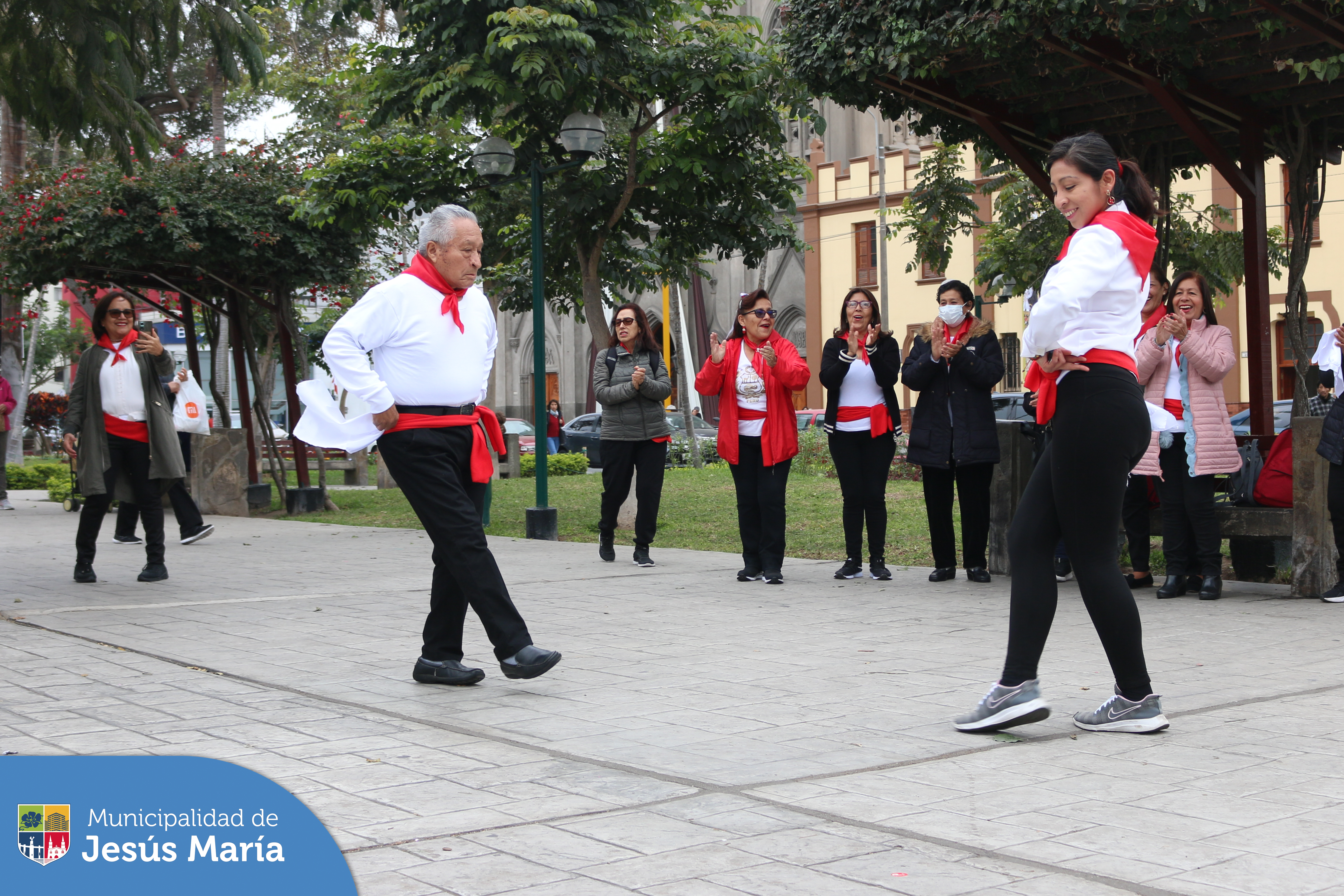 En el CIAM celebramos Fiestas Patrias 🇵🇪 con un emotivo y tierno Flashmob en la Plaza San José. 💃🕺Nuestros vecinos del Taller de Bailoterapia demostraron sus mejores coreografías, una oportunidad perfecta para mantenerte activo y cuidar tu salud.
Ven y descubre todas las actividades que tenemos en la Casa del Adulto Mayor (Av. San Felipe, cuadra 3).