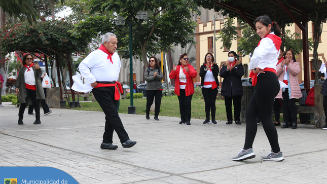 En el CIAM celebramos Fiestas Patrias 🇵🇪 con un emotivo y tierno Flashmob en la Plaza San José. 💃🕺Nuestros vecinos del Taller de Bailoterapia demostraron sus mejores coreografías, una oportunidad perfecta para mantenerte activo y cuidar tu salud.
Ven y descubre todas las actividades que tenemos en la Casa del Adulto Mayor (Av. San Felipe, cuadra 3).