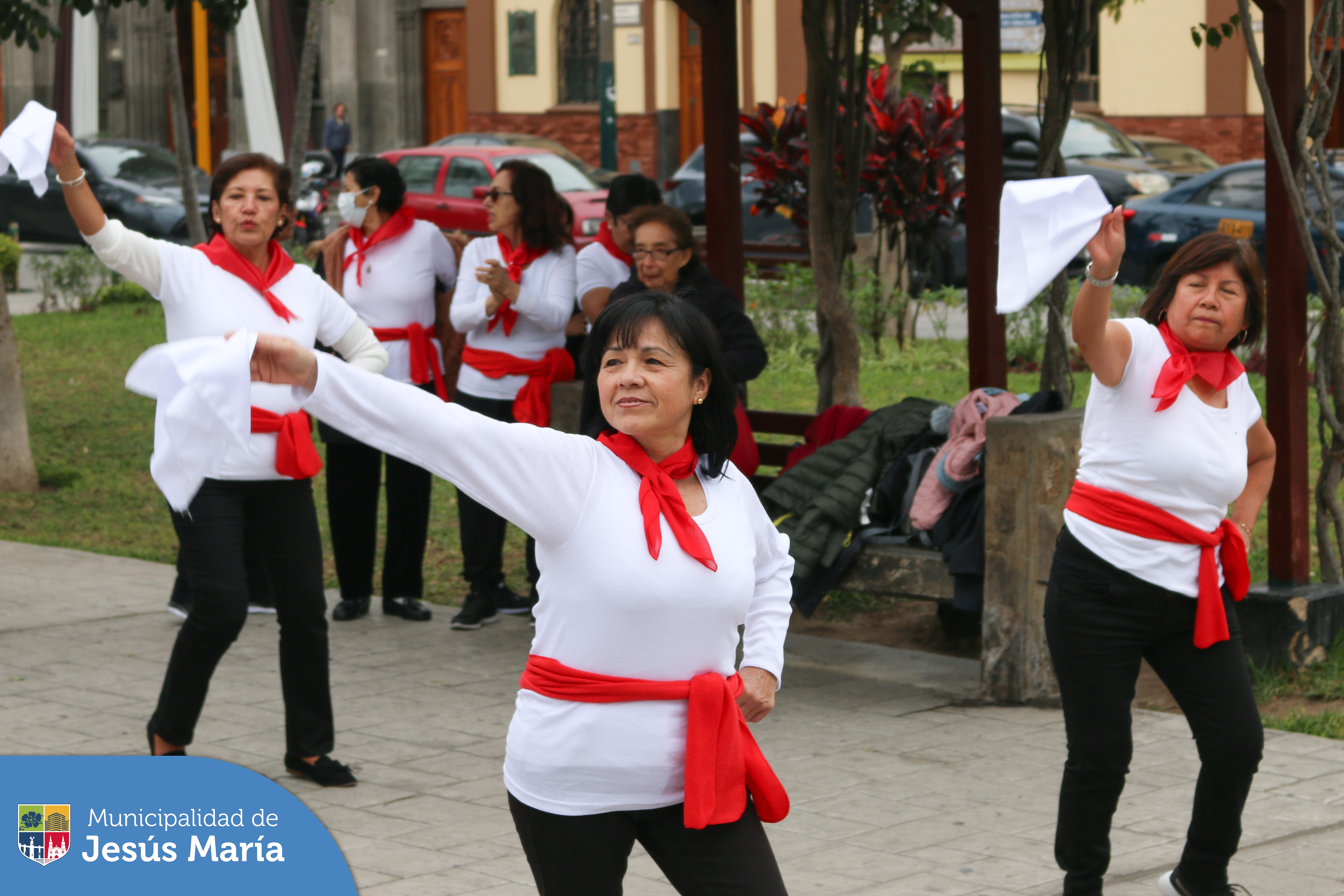En el CIAM celebramos Fiestas Patrias 🇵🇪 con un emotivo y tierno Flashmob en la Plaza San José. 💃🕺Nuestros vecinos del Taller de Bailoterapia demostraron sus mejores coreografías, una oportunidad perfecta para mantenerte activo y cuidar tu salud.
Ven y descubre todas las actividades que tenemos en la Casa del Adulto Mayor (Av. San Felipe, cuadra 3).