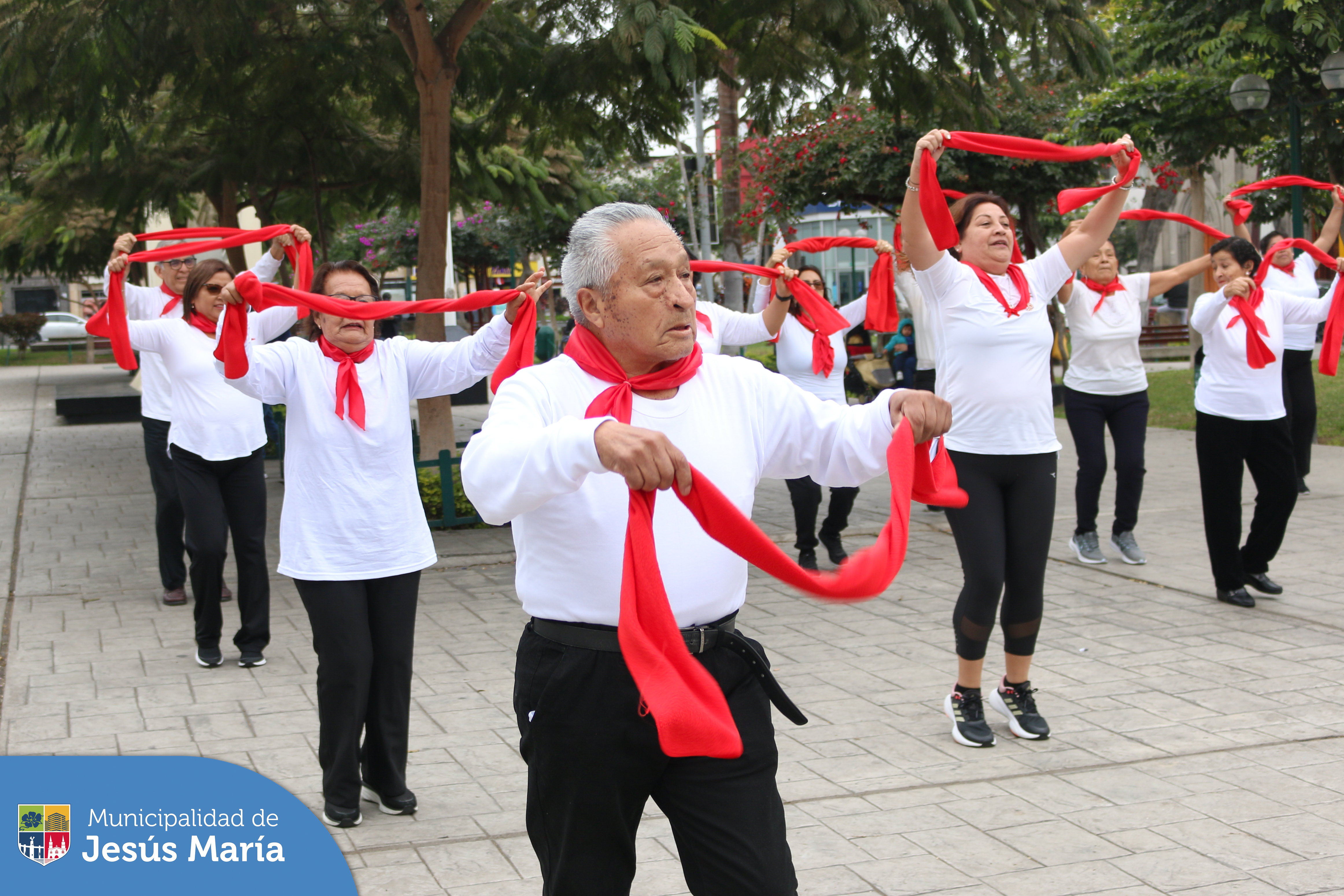 En el CIAM celebramos Fiestas Patrias 🇵🇪 con un emotivo y tierno Flashmob en la Plaza San José. 💃🕺Nuestros vecinos del Taller de Bailoterapia demostraron sus mejores coreografías, una oportunidad perfecta para mantenerte activo y cuidar tu salud.
Ven y descubre todas las actividades que tenemos en la Casa del Adulto Mayor (Av. San Felipe, cuadra 3).