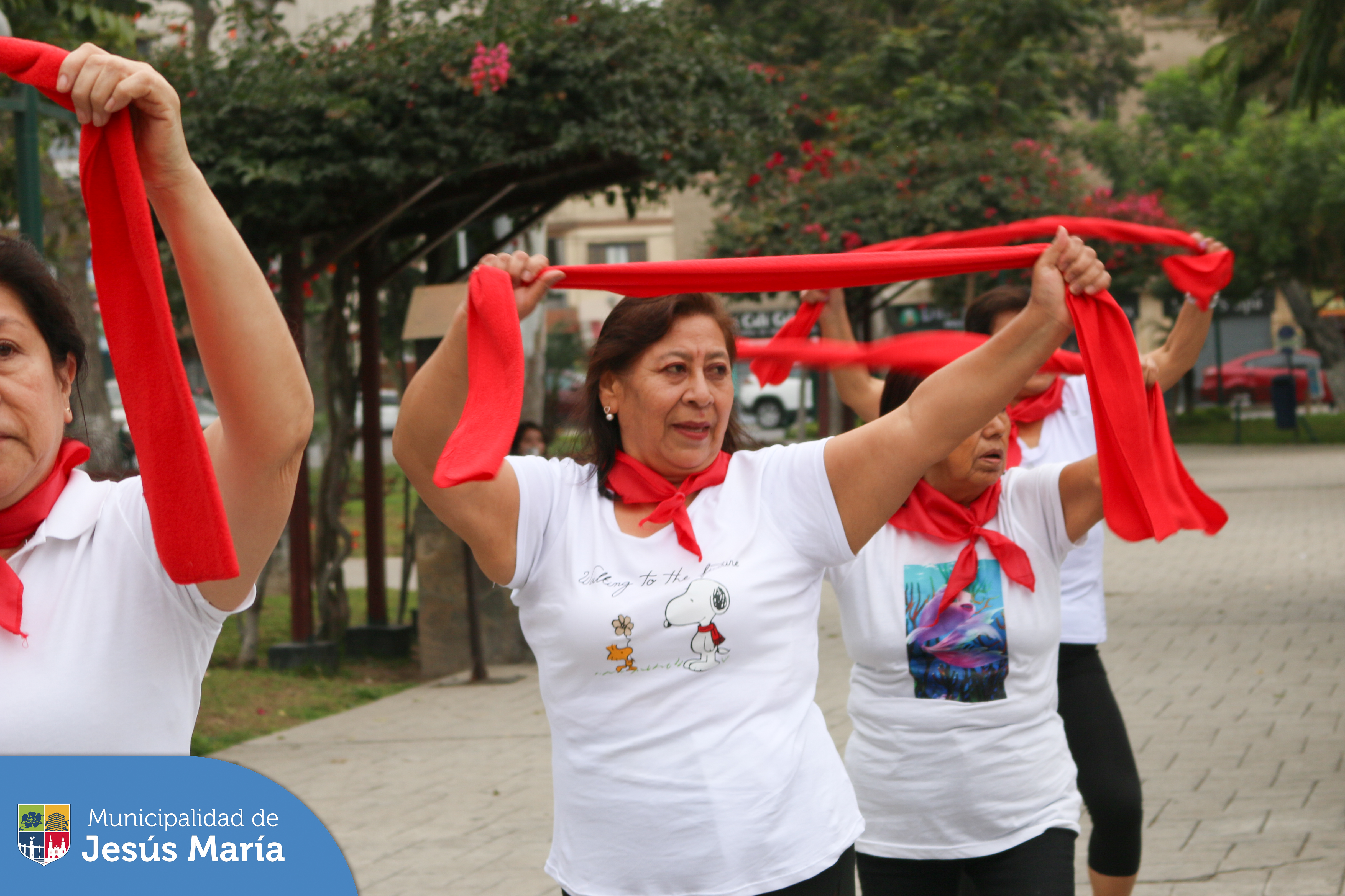 En el CIAM celebramos Fiestas Patrias 🇵🇪 con un emotivo y tierno Flashmob en la Plaza San José. 💃🕺Nuestros vecinos del Taller de Bailoterapia demostraron sus mejores coreografías, una oportunidad perfecta para mantenerte activo y cuidar tu salud.
Ven y descubre todas las actividades que tenemos en la Casa del Adulto Mayor (Av. San Felipe, cuadra 3).
