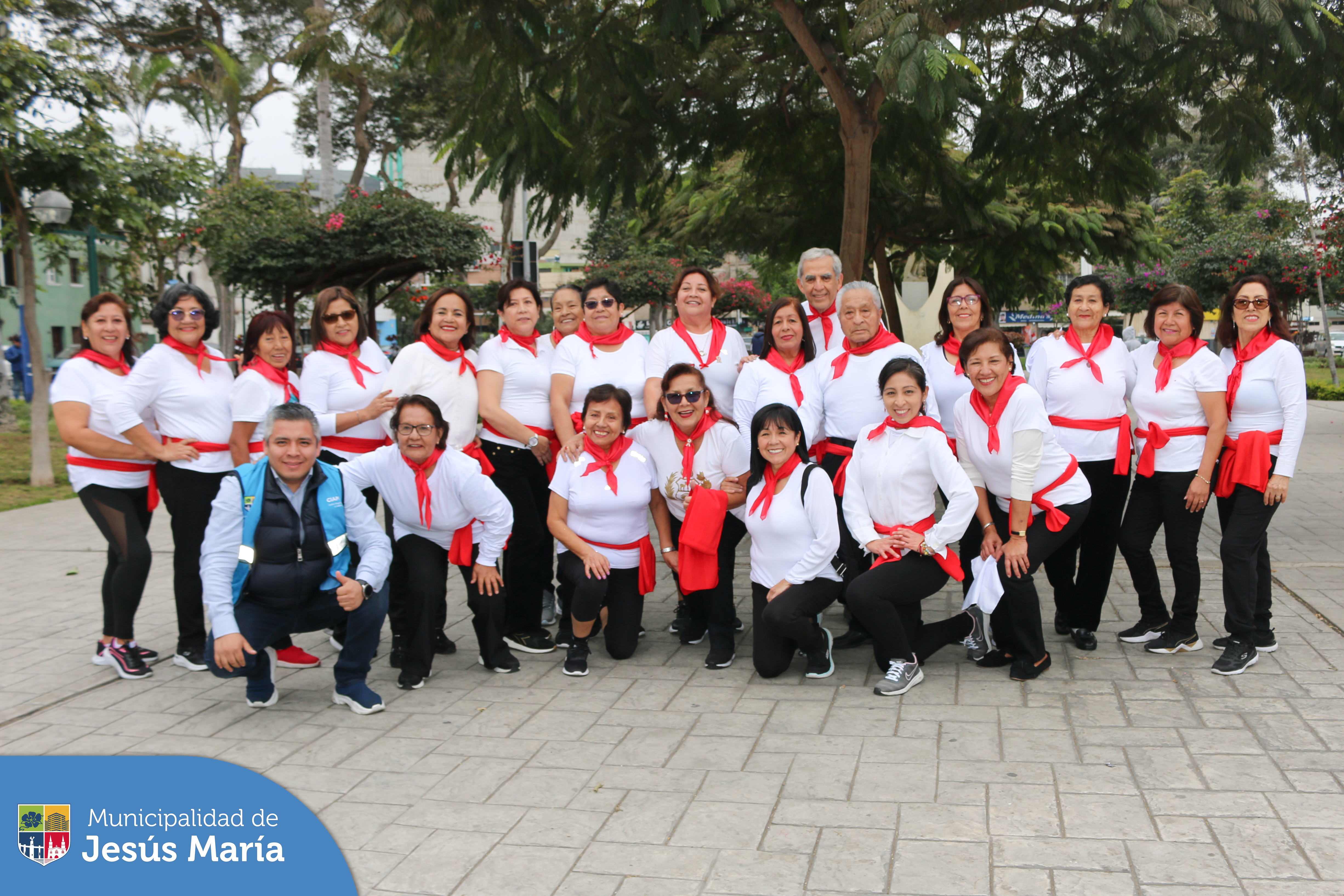 En el CIAM celebramos Fiestas Patrias 🇵🇪 con un emotivo y tierno Flashmob en la Plaza San José. 💃🕺Nuestros vecinos del Taller de Bailoterapia demostraron sus mejores coreografías, una oportunidad perfecta para mantenerte activo y cuidar tu salud.
Ven y descubre todas las actividades que tenemos en la Casa del Adulto Mayor (Av. San Felipe, cuadra 3).