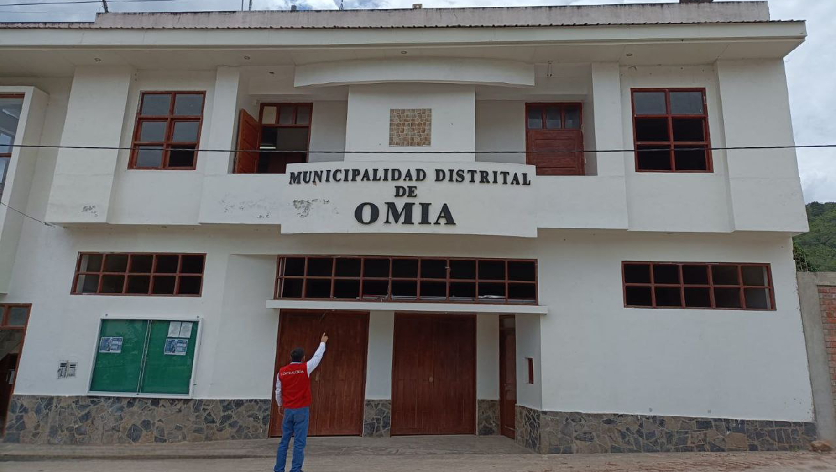 La Contraloría General identificó irregularidades en la contratación de servicios por parte de la Municipalidad Distrital de Omia con un proveedor que no cumple con el perfil requerido y tiene impedimento para contratar con el Estado. Este hecho afectó el correcto funcionamiento de la administración pública. Se identificó presunta responsabilidad penal y administrativa en dos funcionarios durante el periodo del 3 de enero al 15 de febrero del 2023