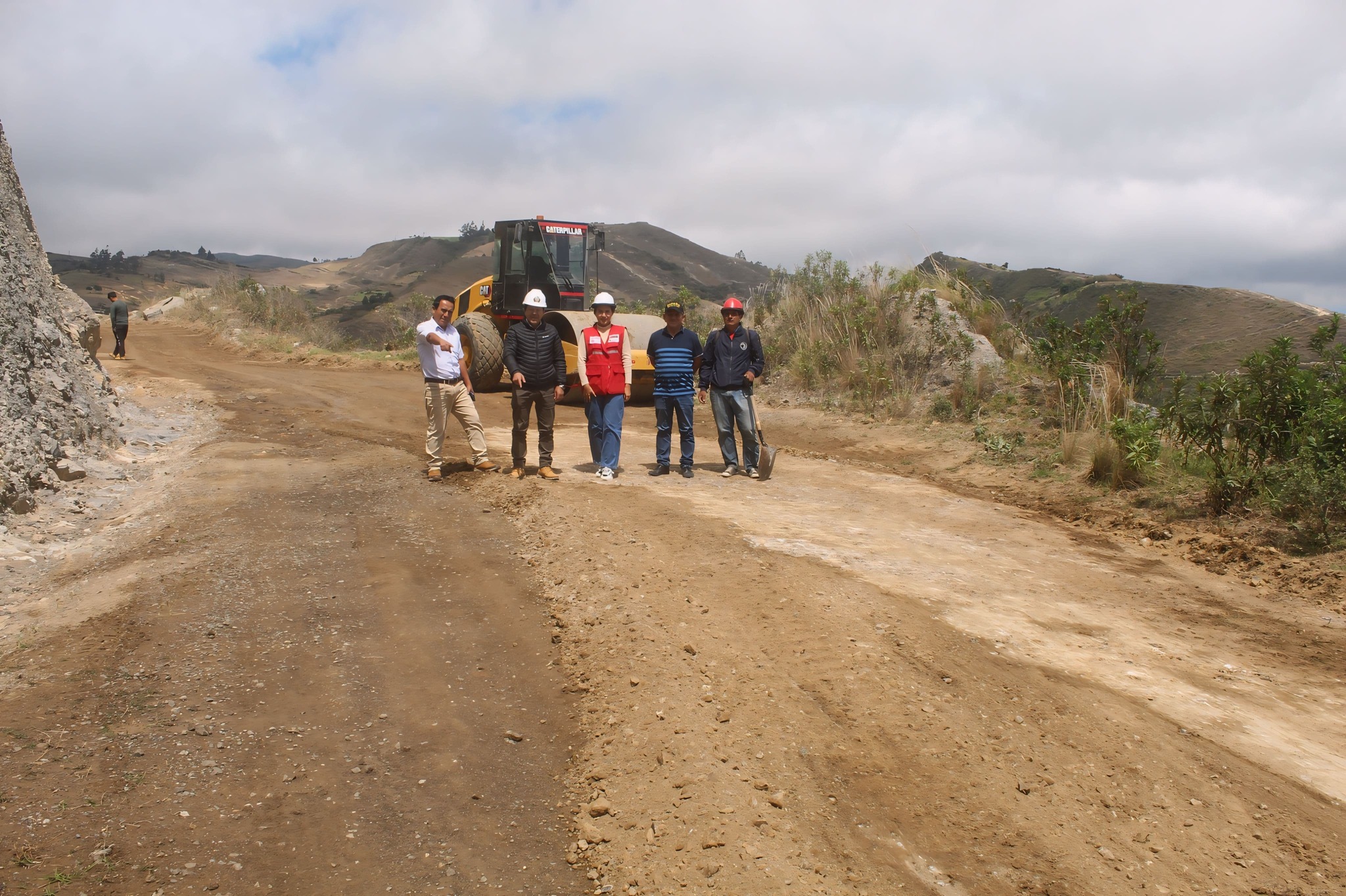 Fotografía del mejoramiento de la trocha carrozable en la vía Cochabamba-Sogos.
