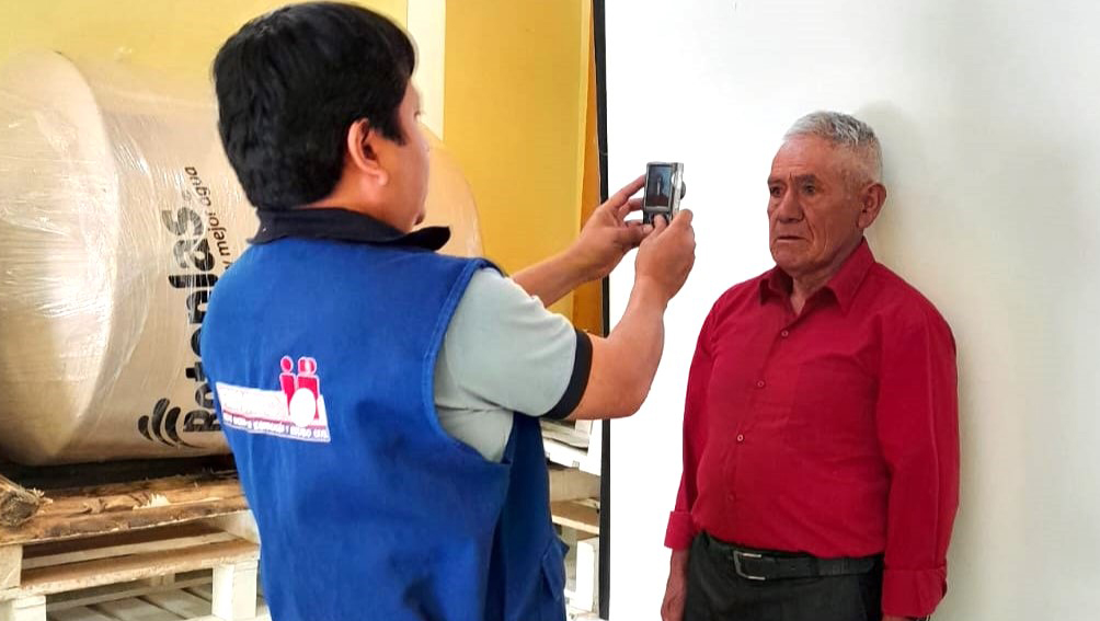 Personas tramitan DNIe en tambo de Huánuco