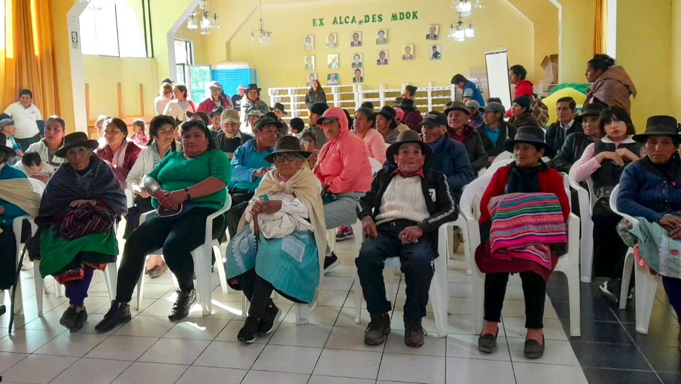 Personas tramitan DNIe en tambo de Huánuco