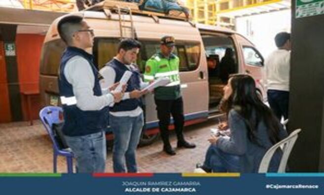 📌La Municipalidad Provincial de Cajamarca, participó de mega operativo interinstitucional, con la participación de las áreas de Fiscalización y Comercialización, Transportes, cobranza coactiva, Gestión de Riesgo de Desastre y Serenazgo, la Fiscalía de Prevención del Delito, el área de Transporte y Comunicaciones del GRC, SUTRAM y la Policía Nacional con la finalidad de identificar, verificar y sancionar al sector informal del transporte público de pasajeros.
🚨Dicho operativo se realizó en la zona de la salida a la costa (Av. Independencia y alrededores), logrando identificar 11 unidades (taxis y moto taxis) que no contaban con licencias, así mismo se clausuró el Terminal “Veloz del Valle” por no contar con las normas técnicas, la cochera S/N y el terminal “Santa Mónica” por no contar con licencia de funcionamiento.
✅Estos operativos continuarán desarrollándose de manera continua y en diferentes puntos de la ciudad en pro de la tranquilidad de los usuarios y de la población cajamarquina.-