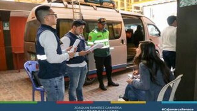 📌La Municipalidad Provincial de Cajamarca, participó de mega operativo interinstitucional, con la participación de las áreas de Fiscalización y Comercialización, Transportes, cobranza coactiva, Gestión de Riesgo de Desastre y Serenazgo, la Fiscalía de Prevención del Delito, el área de Transporte y Comunicaciones del GRC, SUTRAM y la Policía Nacional con la finalidad de identificar, verificar y sancionar al sector informal del transporte público de pasajeros.
🚨Dicho operativo se realizó en la zona de la salida a la costa (Av. Independencia y alrededores), logrando identificar 11 unidades (taxis y moto taxis) que no contaban con licencias, así mismo se clausuró el Terminal “Veloz del Valle” por no contar con las normas técnicas, la cochera S/N y el terminal “Santa Mónica” por no contar con licencia de funcionamiento.
✅Estos operativos continuarán desarrollándose de manera continua y en diferentes puntos de la ciudad en pro de la tranquilidad de los usuarios y de la población cajamarquina.-