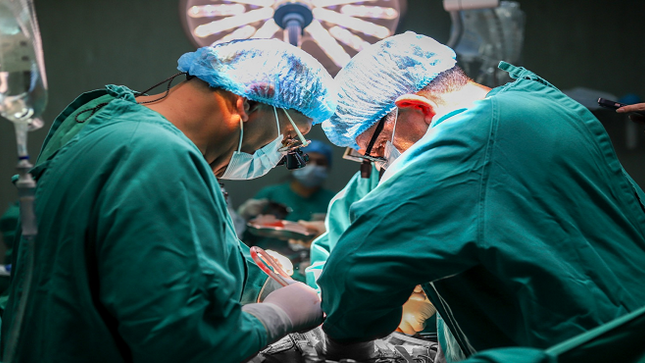 Médicos de EsSalud La Libertad extraen a mujer de 45 años tumores de más de 15 kilos alojados en el útero