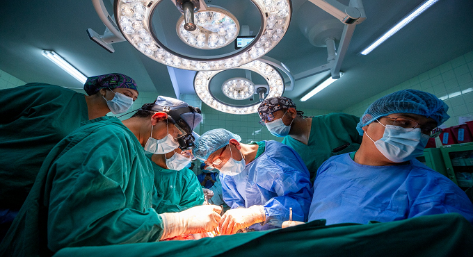 Médicos de EsSalud La Libertad extraen a mujer de 45 años tumores de más de 15 kilos alojados en el útero