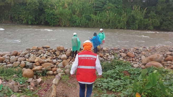 La Contraloría General de la República detectó serias irregularidades en la contratación del servicio de limpieza y descolmatación del río Pichanaqui, realizada por la Municipalidad Distrital de Pichanaqui, en la provincia de Chanchamayo a finales del 2023. Entre las principales observaciones destacó la modificación de los términos de referencia para favorecer a una empresa proveedora y la omisión en el cobro de penalidades, lo que habría generado un perjuicio económico de 159,896.01 soles.