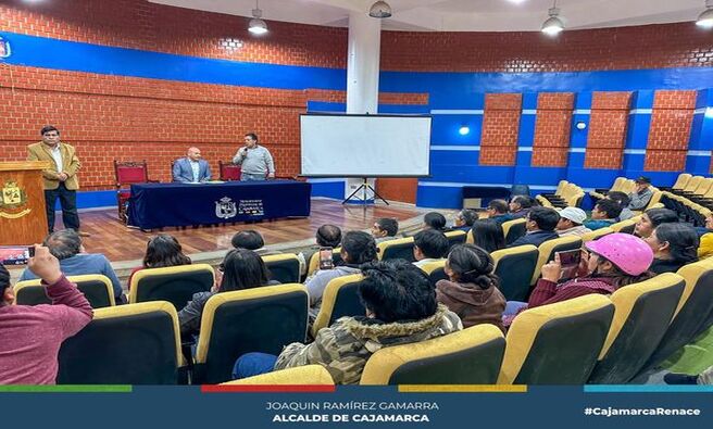 el alcalde provincial de Cajamarca, Joaquin Ramírez Gamarra, se encuentra reunido con diferentes comerciantes para continuar articulando acciones frente al ordenamiento del comercio ambulatorio y la próxima apertura del mercado zonal sur. ✅