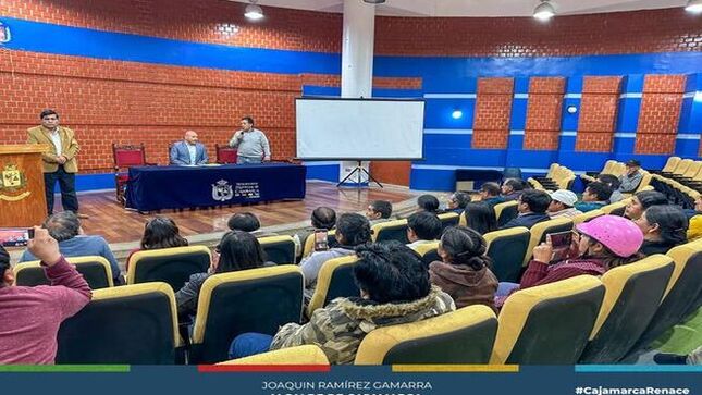 el alcalde provincial de Cajamarca, Joaquin Ramírez Gamarra, se encuentra reunido con diferentes comerciantes para continuar articulando acciones frente al ordenamiento del comercio ambulatorio y la próxima apertura del mercado zonal sur. ✅
