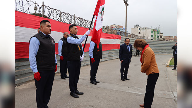 Presidenta de la Corte del Callao, Teresa Soto Gordon, saluda a la bandera nacional