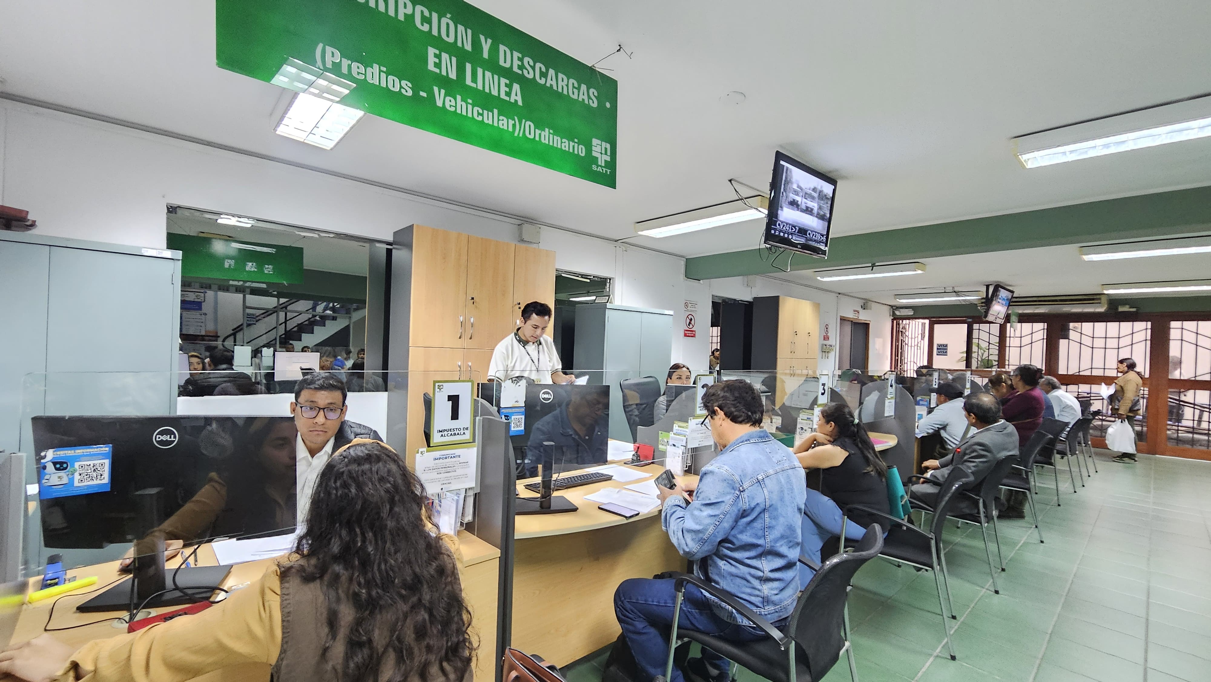 Archivo jpg de gente solicitando su liquidación con beneficios en ventanillas de atención