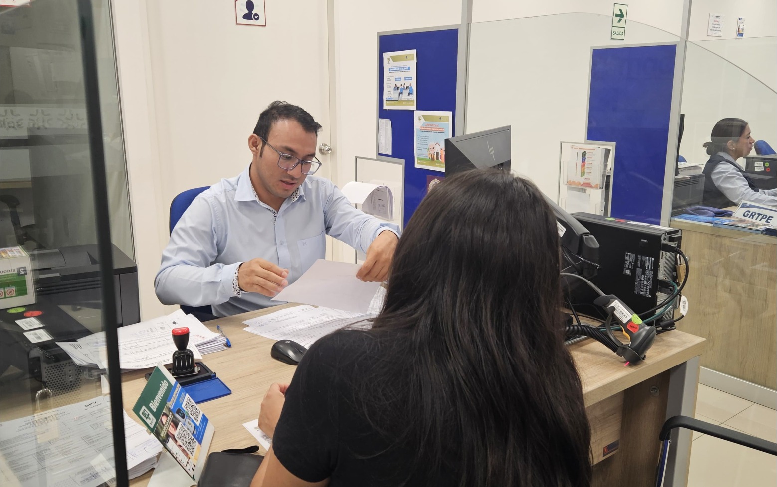 Archivo jpg de gente solicitando su liquidación con beneficios en ventanillas de atención - Sede Módulo MAC Real Plaza