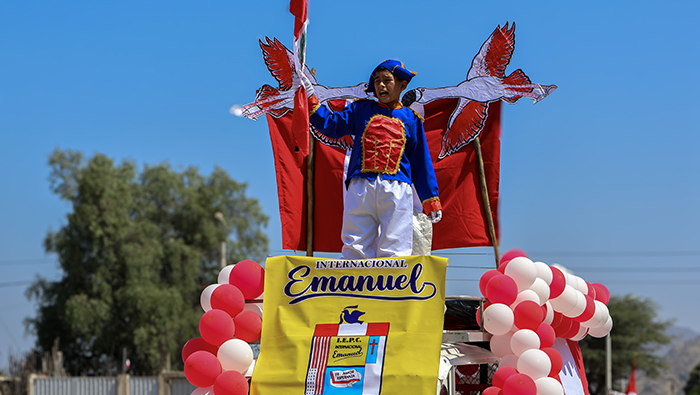 Imagen de desfile escolar.