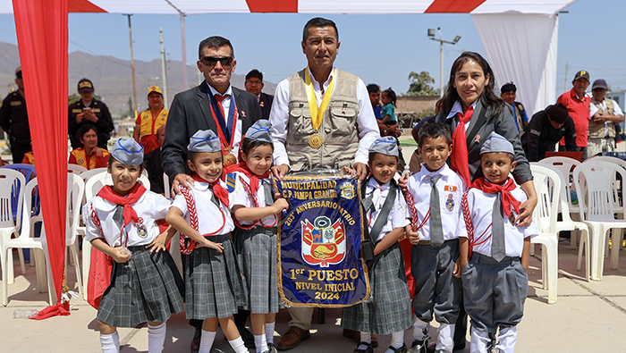 Imagen de desfile escolar.