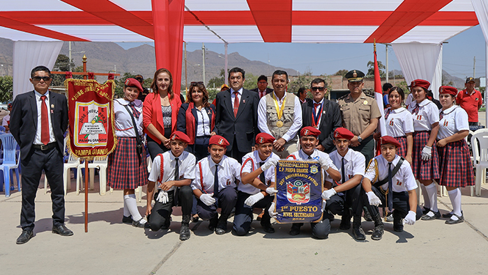 Imagen de desfile escolar.