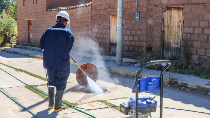Limpieza de la red de alcantarillado en Tenería
