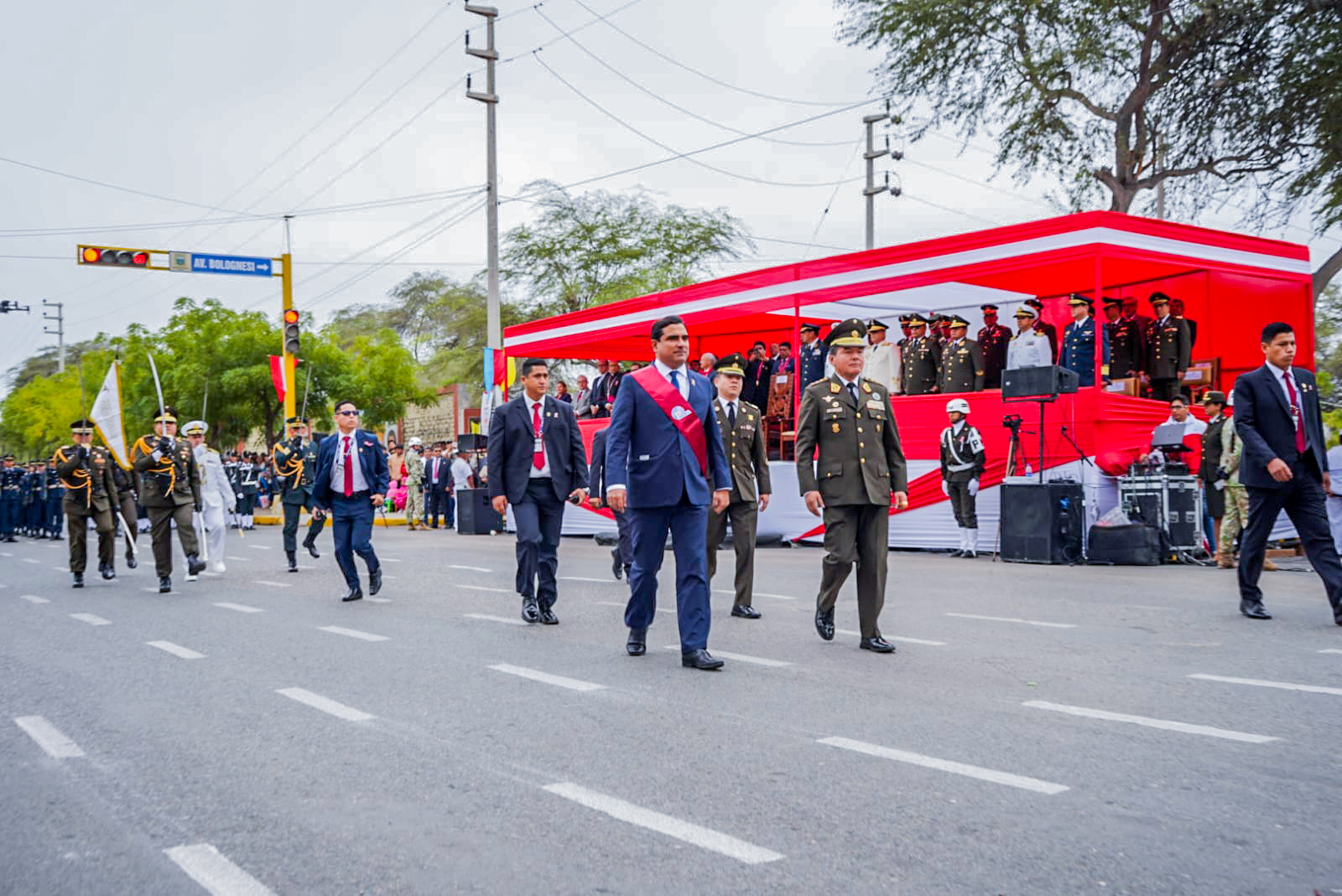 Gobernador regional Luis Neyra preside Desfile Cívico Militar por el 203 aniversario de la Independencia del Perú