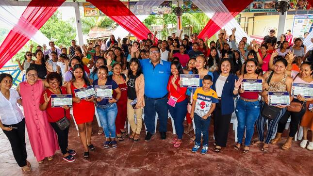 Ceremonia de clausura del Taller de Manicura Estética, dirigido a mujeres emprendedoras del distrito