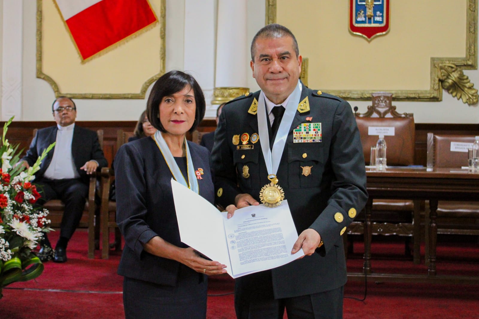ALCALDESA DISTINGUIÓ A TENIENTE GENERAL OSCAR ARRIOLA