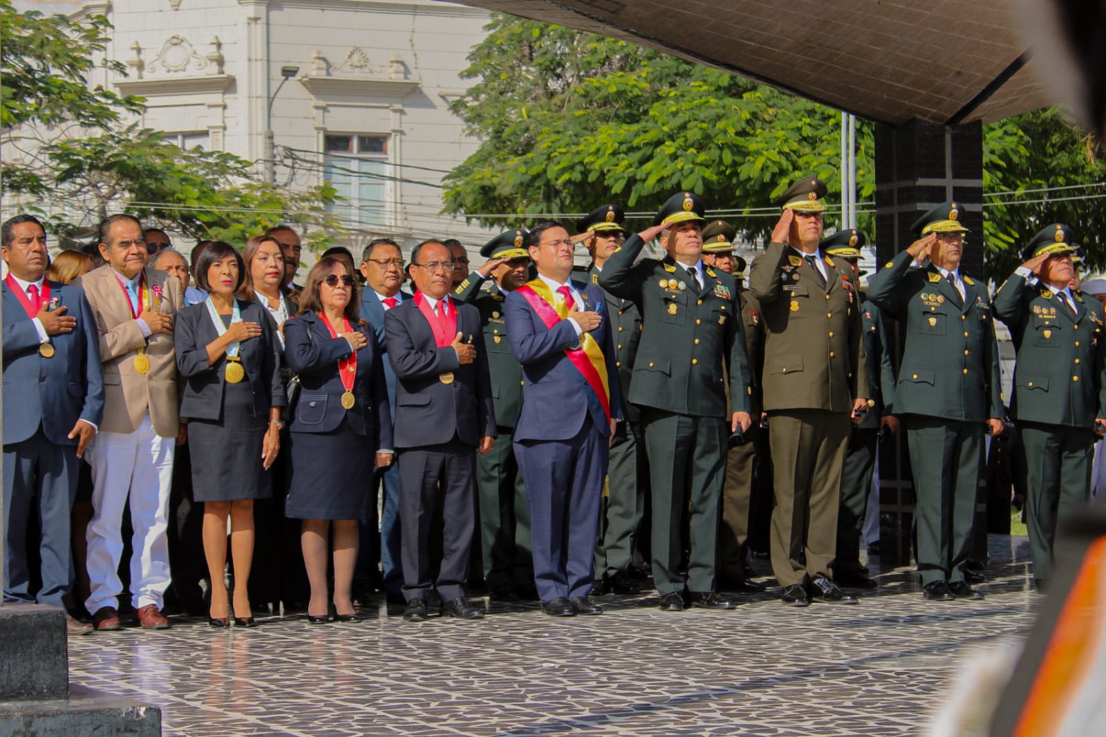 AUTORIDADES EN EL IZAMIENTO DELPABELLÓN NACIONAL