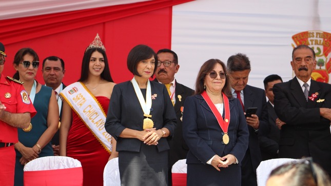 ALCALDESA Y AUTORIDADES EN EL DESFILE PATRIO 2