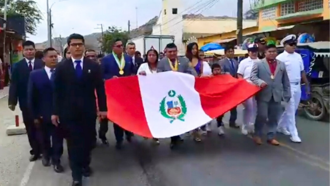 Foto Tradicional paseo de banderas por fiestas patrias 